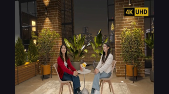 ニューヨークのカフェを背景にしたポッドキャストシーン — 4K UHD合成完成画面